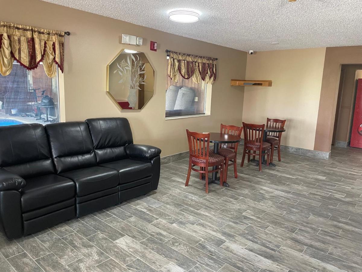 Designer Inn And Suites Toledo Екстериор снимка