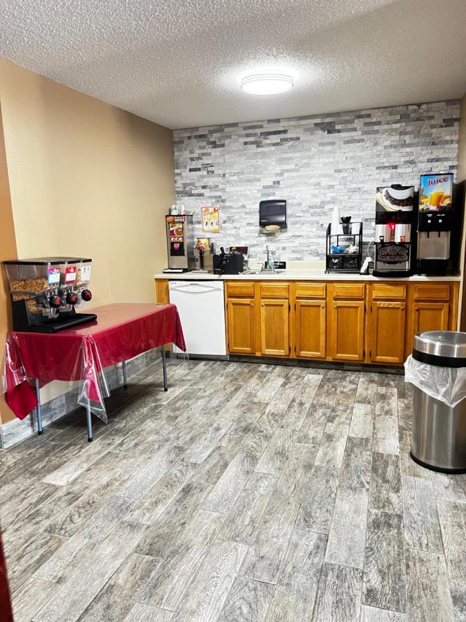 Designer Inn And Suites Toledo Екстериор снимка