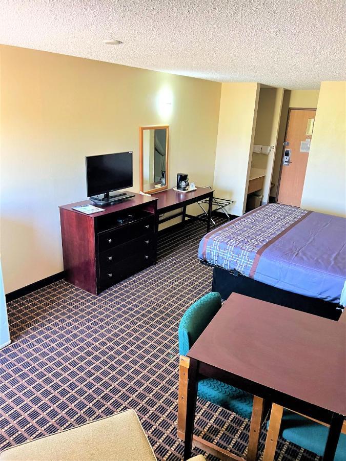 Designer Inn And Suites Toledo Екстериор снимка